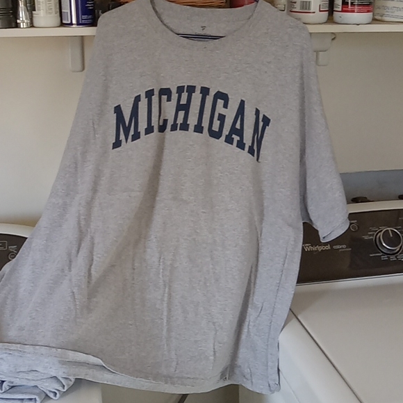 Men's Michigan (5) and Navy (1) T-shirts! - Picture 4 of 4